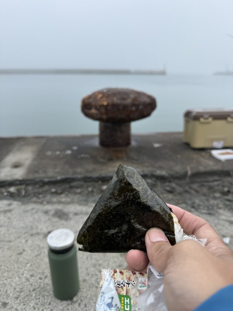 港でおにぎりを食べる釣りの昼食