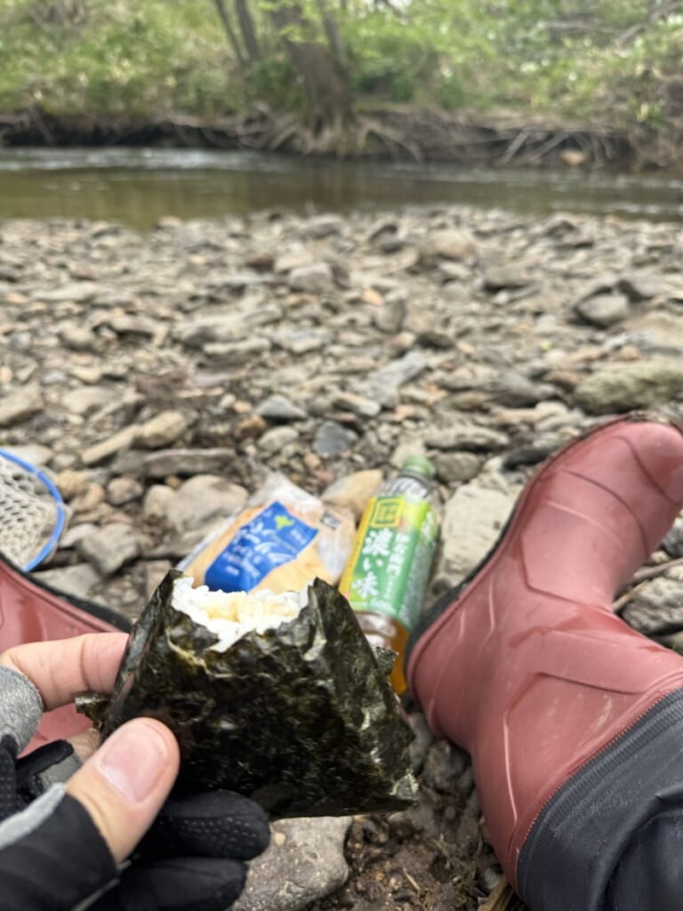 川辺で食べるおにぎりのランチ