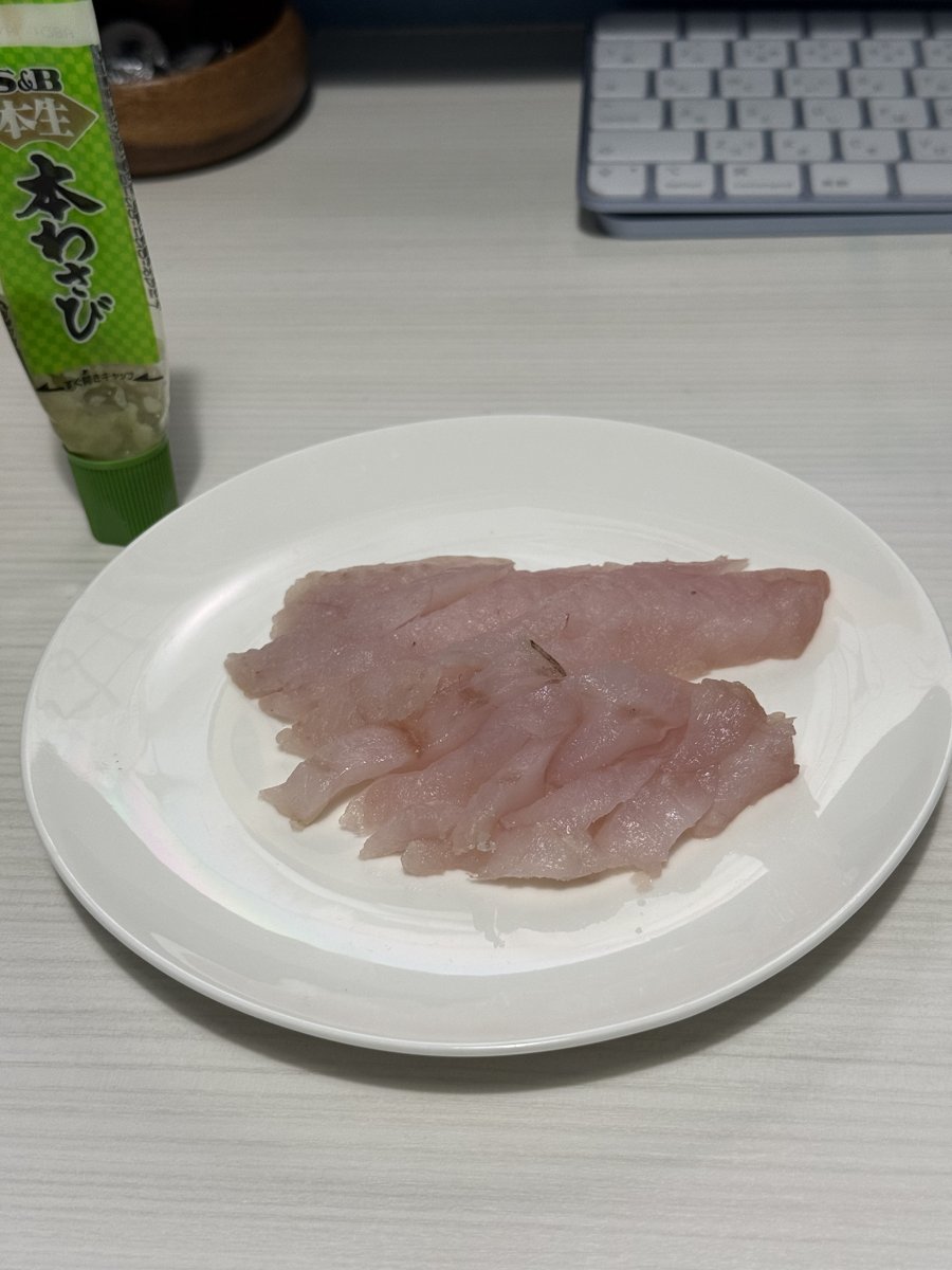 釣ったガヤを刺身に。わさびを添えて